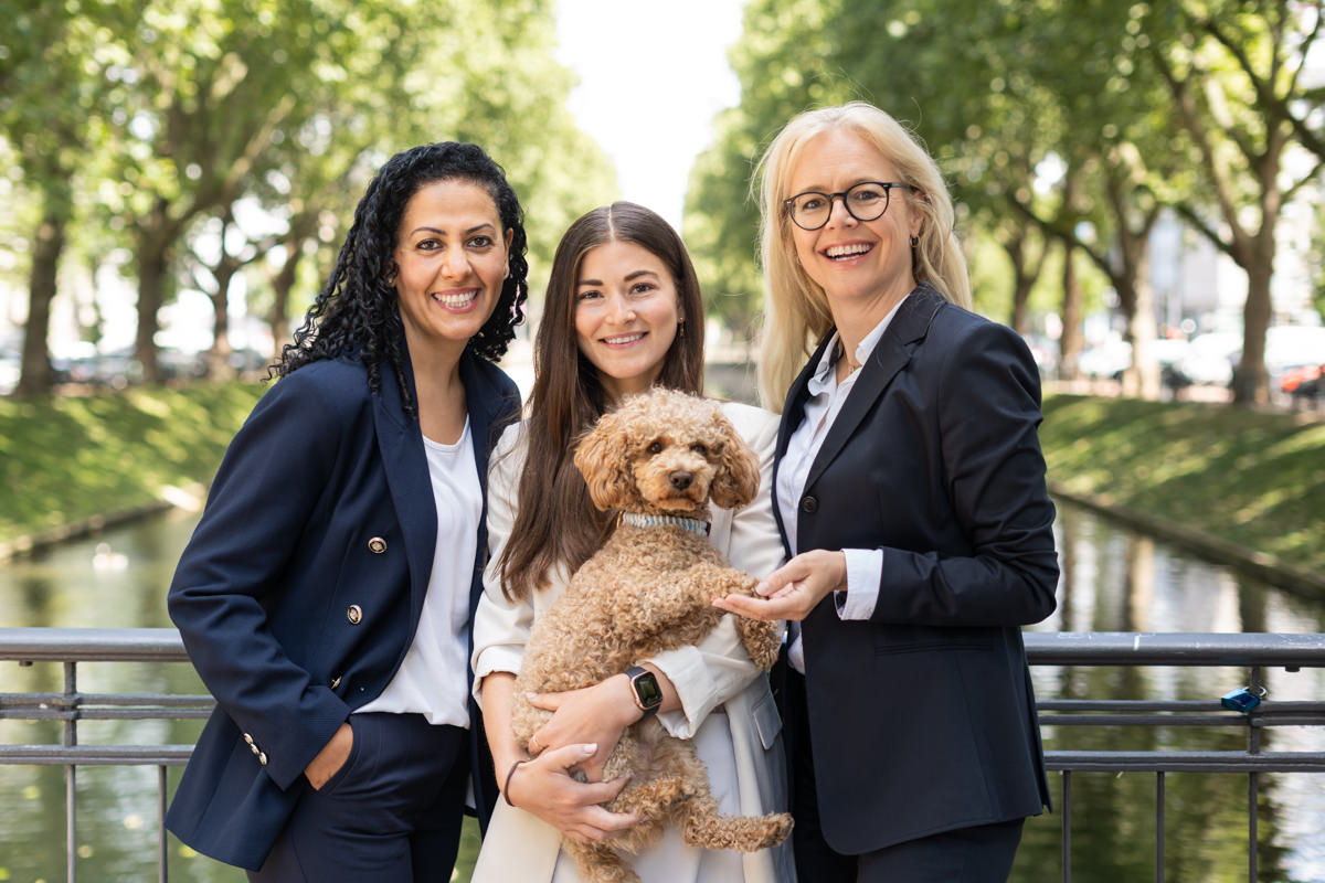 Hatice-Fesli_Katharina-Schmidt_Notare_Wenz_Schueller_Duesseldorf_DSC2859 Büroleiterin und Notarfachreferentin Katja Hilpert mit Notarfachreferentin Katharina Schmidt, Notarfachreferentin Hatice Fesli und Hund Charlie