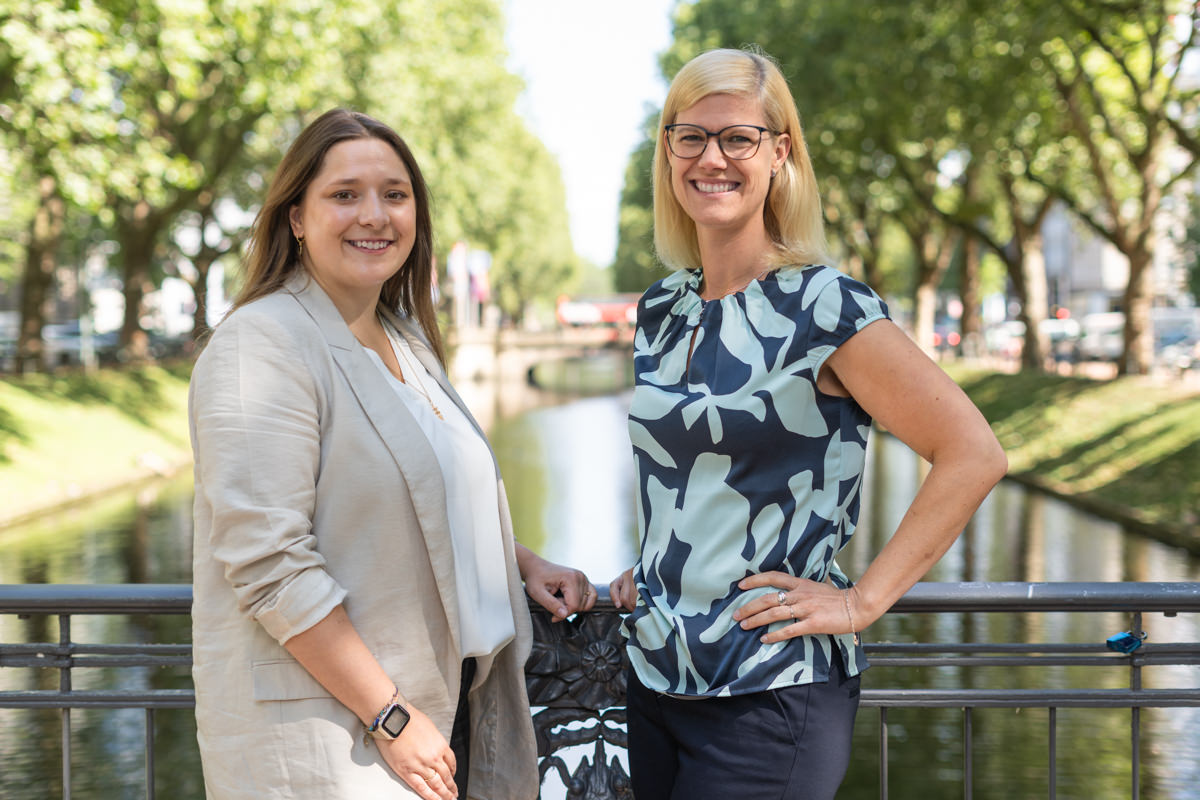 Natalie-Koeffer_Nicole-Havixbeck_Notare_Wenz_Schueller_Duesseldorf_DSC2480 Notarfachangestellte Natalie Köffer und Notarfachreferentin Nicole Havixbeck