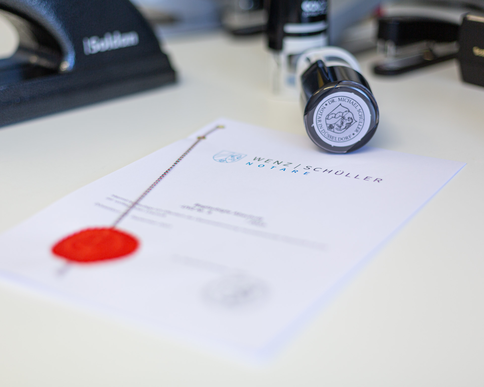 Notare-Wenz-Schueller-Office_20230810_MG_8198 Eine Urkunde mit einem Stempel von Notar Dr. Michael Schüller