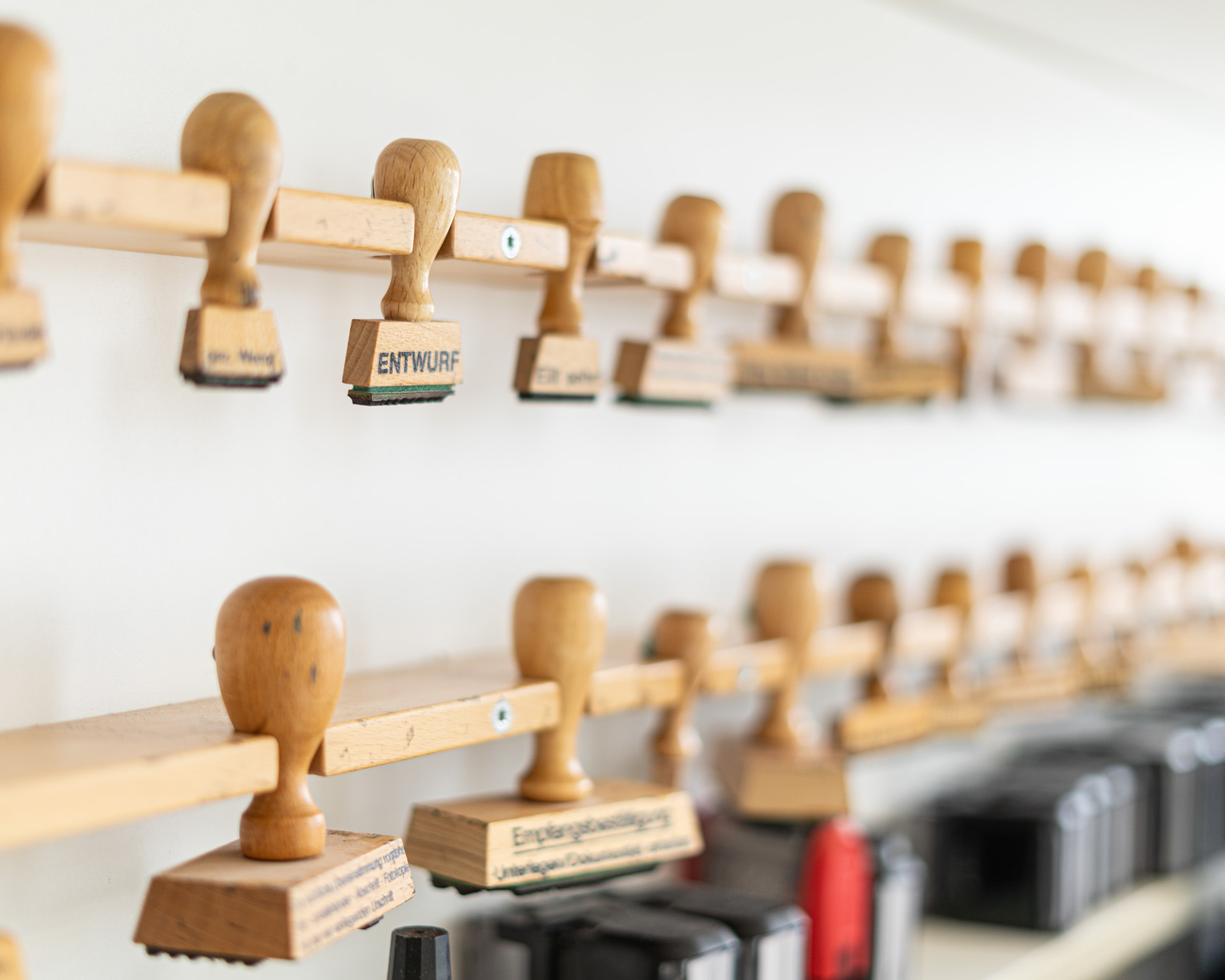 Notare-Wenz-Schueller-Office_DSC2397 An einer Wand hängen diverse Holzstempel