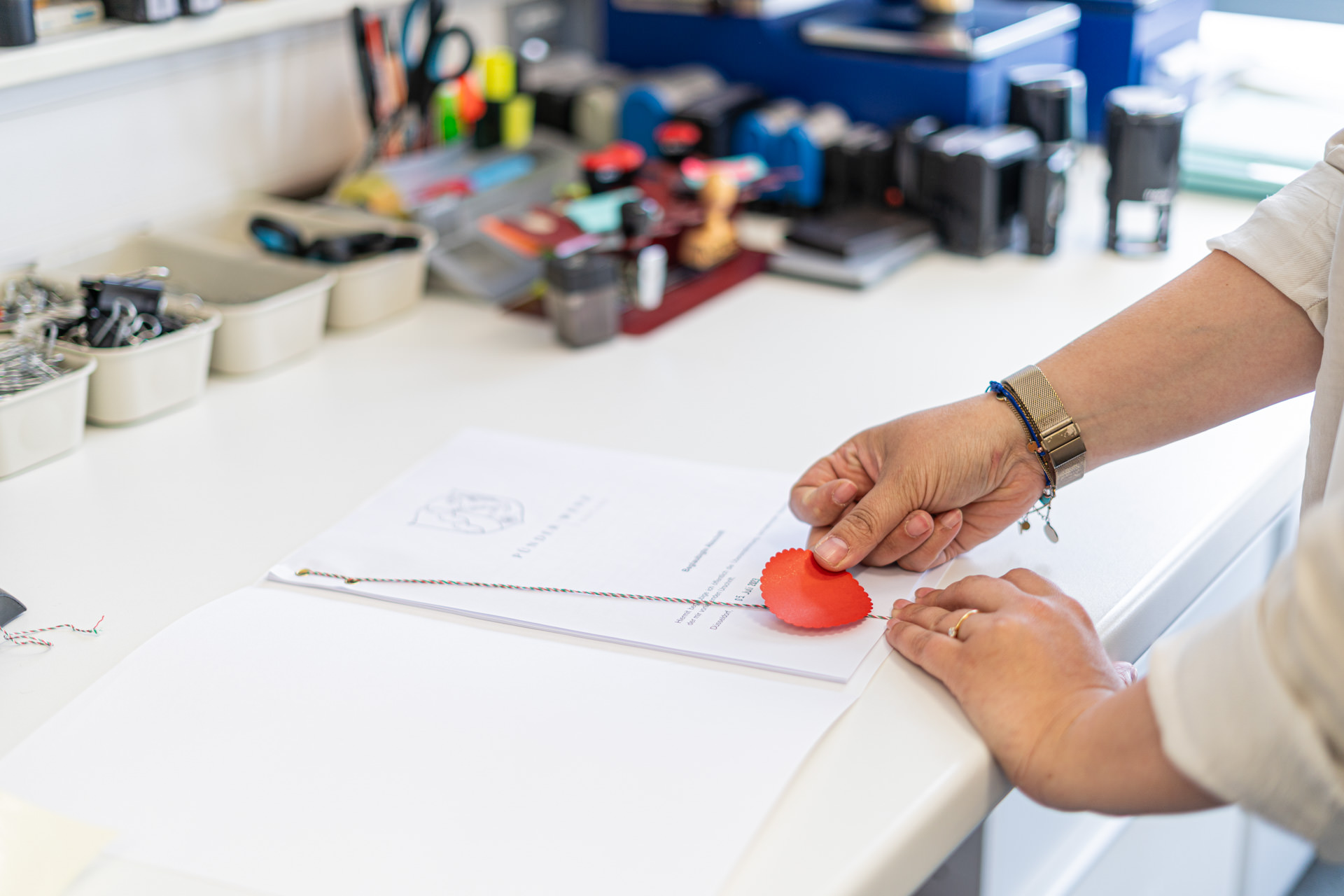 Notare-Wenz-Schueller-Office_DSC2420 Ein rotes Siegel wird auf eine Urkunde geklebt
